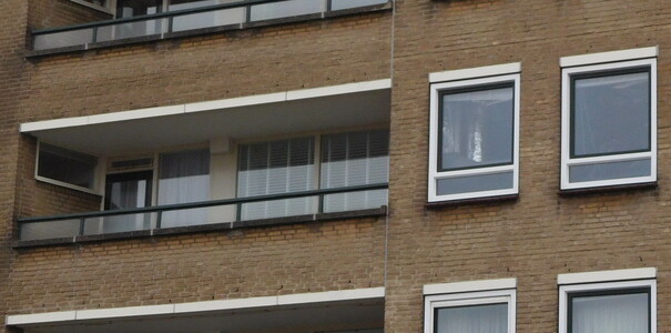 Verdachte inkijk door de ramen van 208